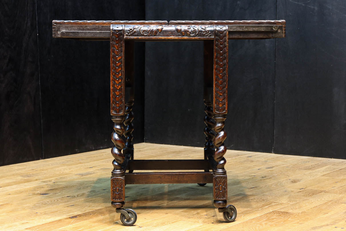 レリーフ彫刻で飾られたエレガントなワゴン　BB3256