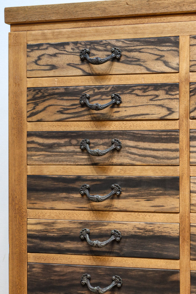 大珍品！！引き出し88杯を備えた黒柿の味わいが素敵な圧巻の大容量収納箪笥BB3258