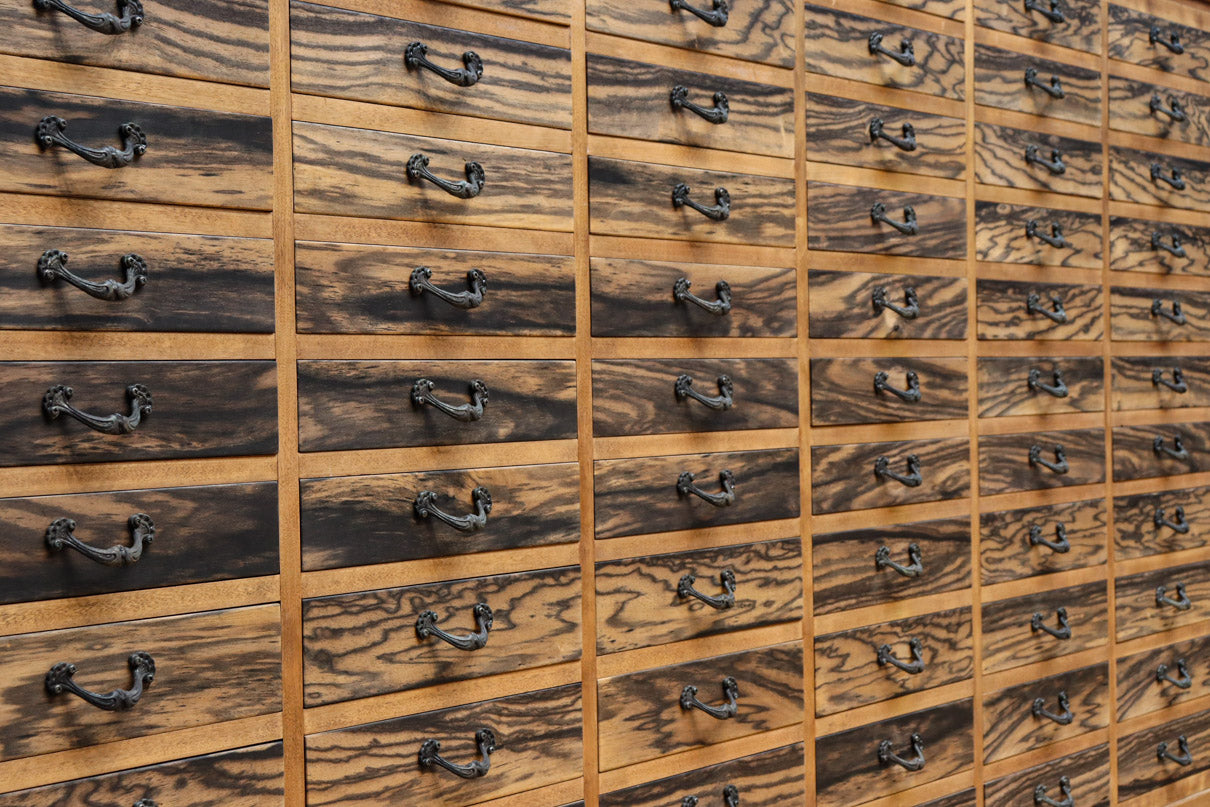 大珍品！！引き出し88杯を備えた黒柿の味わいが素敵な圧巻の大容量収納箪笥BB3258