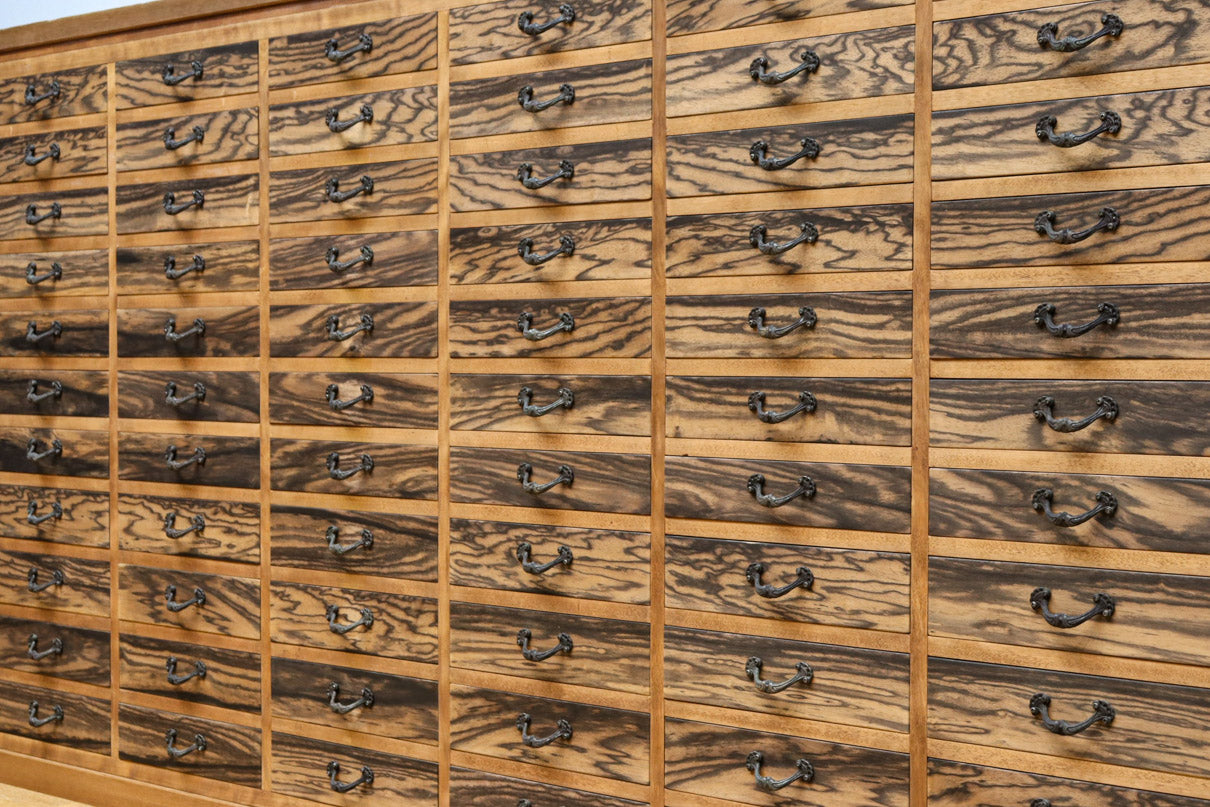 大珍品！！引き出し88杯を備えた黒柿の味わいが素敵な圧巻の大容量収納箪笥BB3258