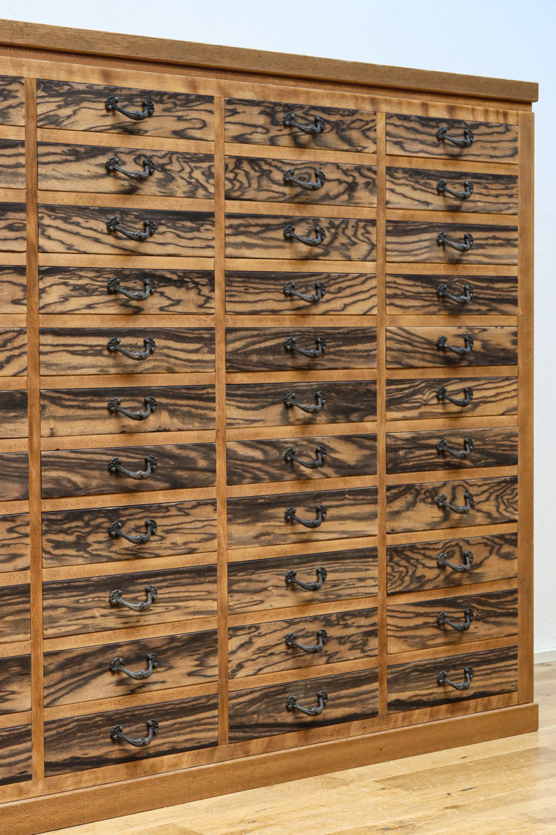 大珍品！！引き出し88杯を備えた黒柿の味わいが素敵な圧巻の大容量収納箪笥BB3258