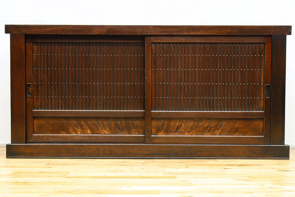 深みのある色艶で上質さが伝わってくる水屋箪笥　BB3264