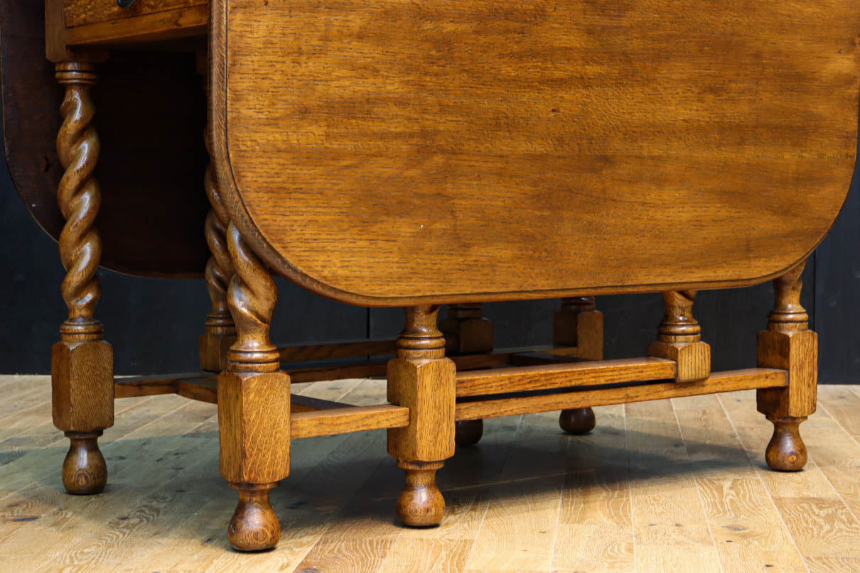 優美な杢目の上質感漂うツイストレッグのバタフライテーブル　BB3268