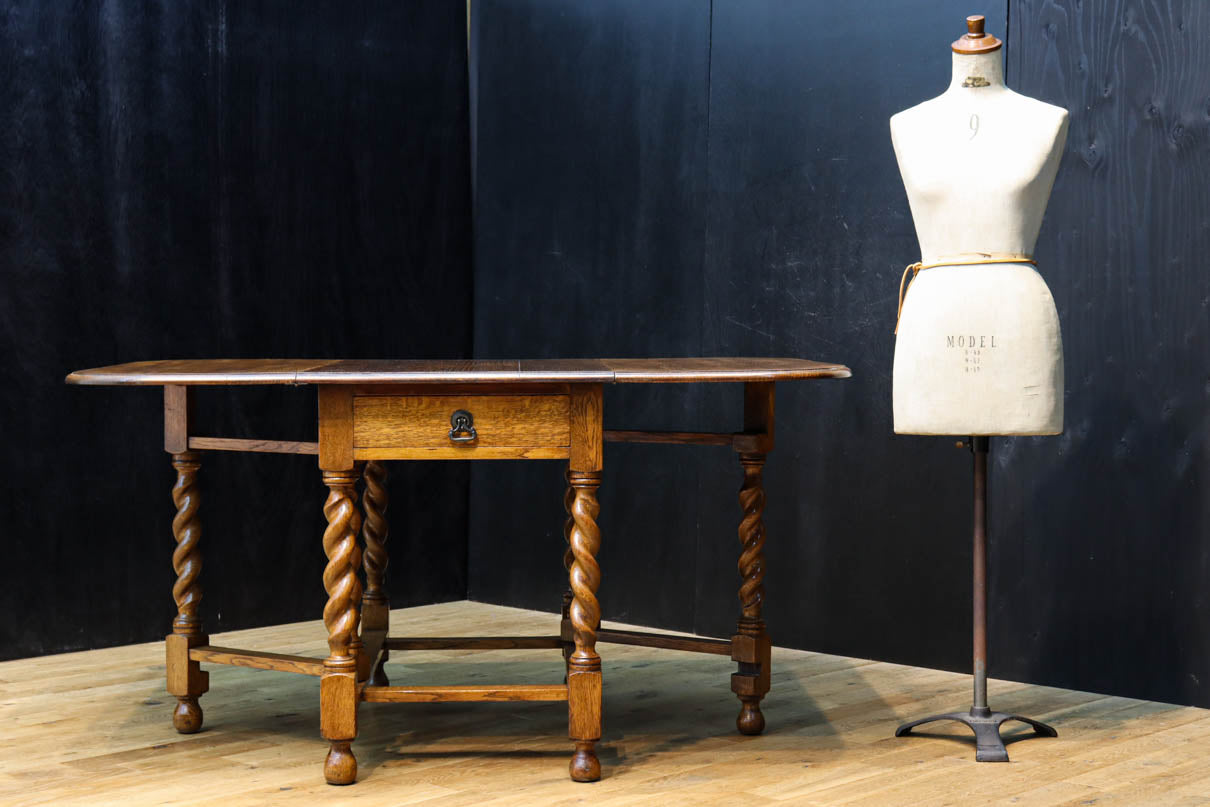 優美な杢目の上質感漂うツイストレッグのバタフライテーブル　BB3268