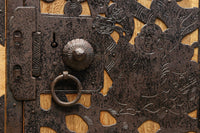 縁起の良い装飾金具に覆われたアイアンフレーム付き衣裳箪笥　BB3286