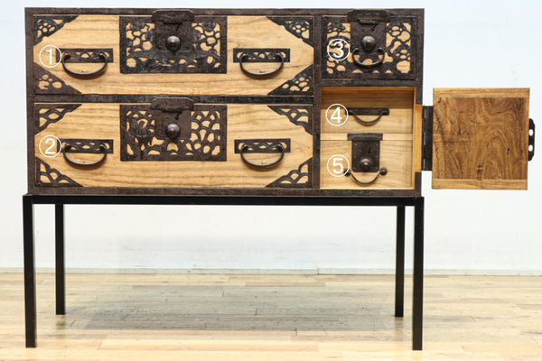 縁起の良い装飾金具に覆われたアイアンフレーム付き衣裳箪笥　BB3286