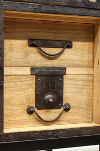 縁起の良い装飾金具に覆われたアイアンフレーム付き衣裳箪笥　BB3286