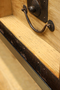 縁起の良い装飾金具に覆われたアイアンフレーム付き衣裳箪笥　BB3286