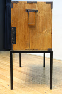 縁起の良い装飾金具に覆われたアイアンフレーム付き衣裳箪笥　BB3286