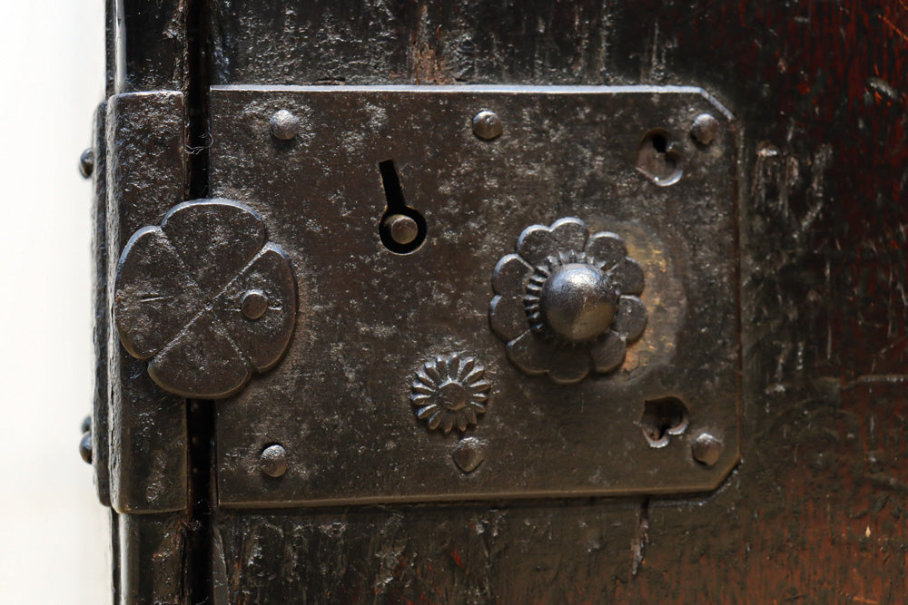 古色を帯びた貫録溢れる片開き戸の小引き出し　BB3298