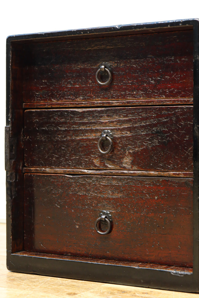 古色を帯びた貫録溢れる片開き戸の小引き出し　BB3298