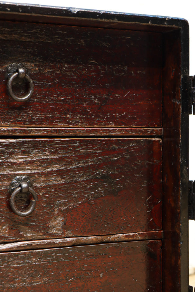 古色を帯びた貫録溢れる片開き戸の小引き出し　BB3298