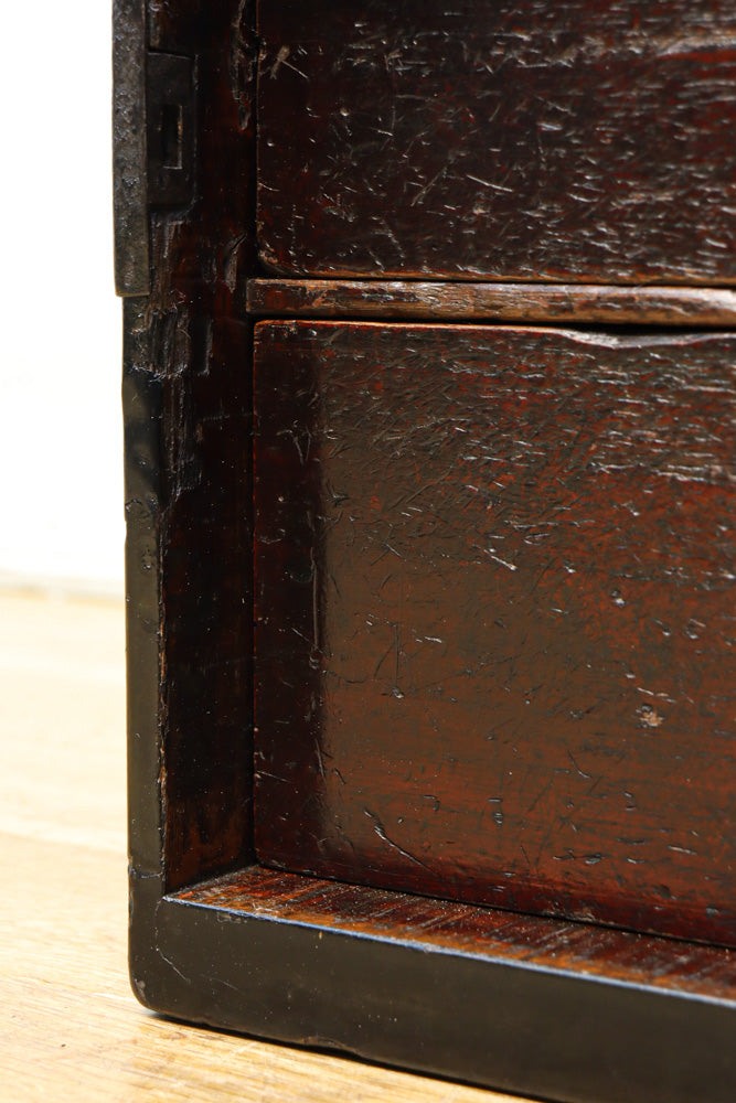 古色を帯びた貫録溢れる片開き戸の小引き出し　BB3298