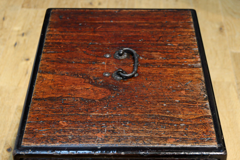 古色を帯びた貫録溢れる片開き戸の小引き出し　BB3298