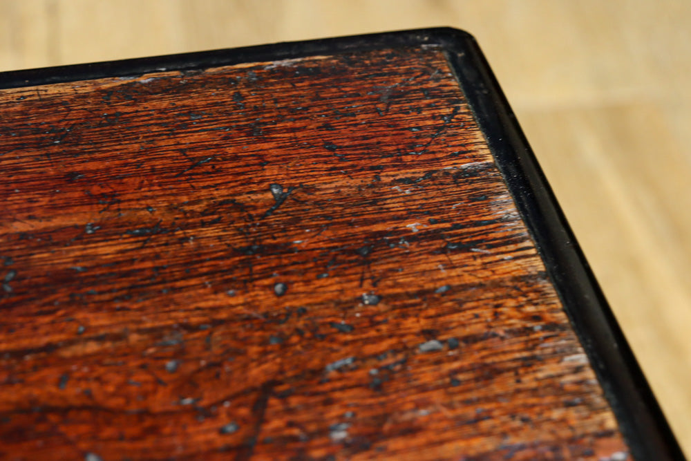 古色を帯びた貫録溢れる片開き戸の小引き出し　BB3298