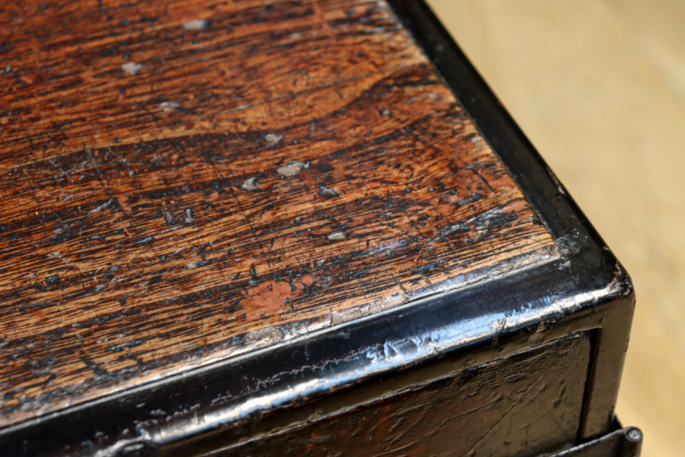 古色を帯びた貫録溢れる片開き戸の小引き出し　BB3298