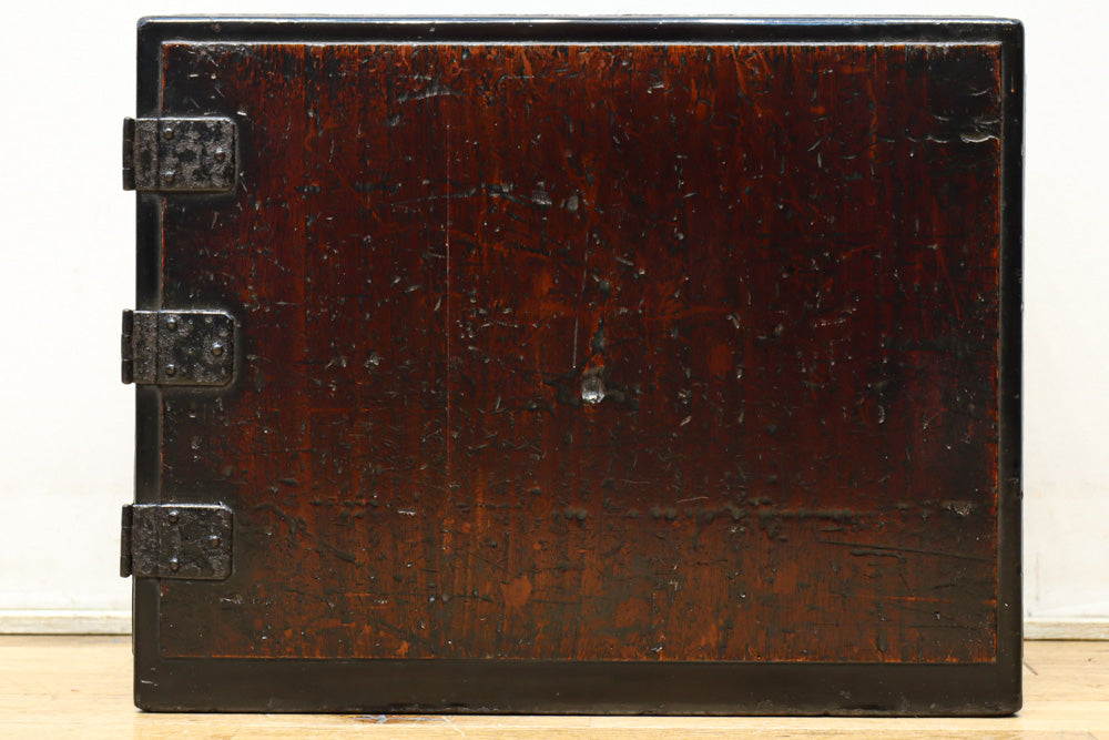 古色を帯びた貫録溢れる片開き戸の小引き出し　BB3298