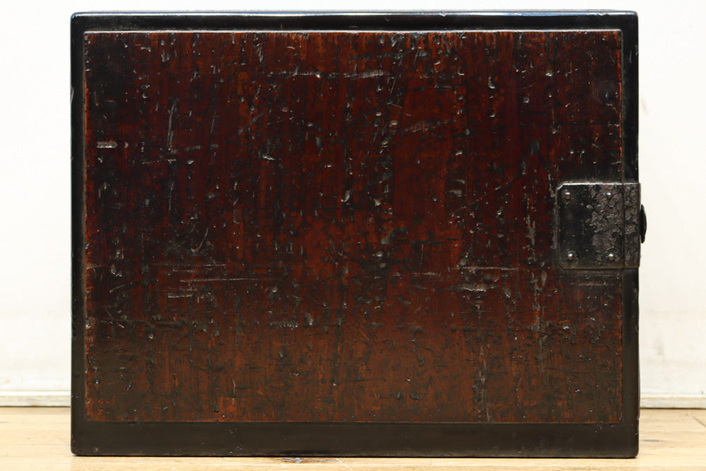 古色を帯びた貫録溢れる片開き戸の小引き出し　BB3298