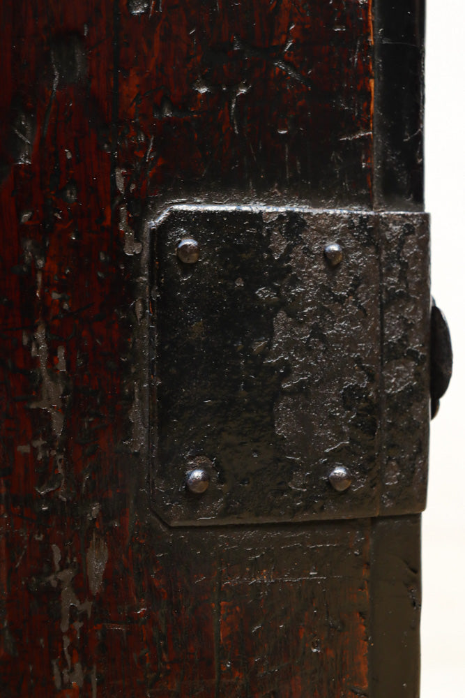 古色を帯びた貫録溢れる片開き戸の小引き出し　BB3298