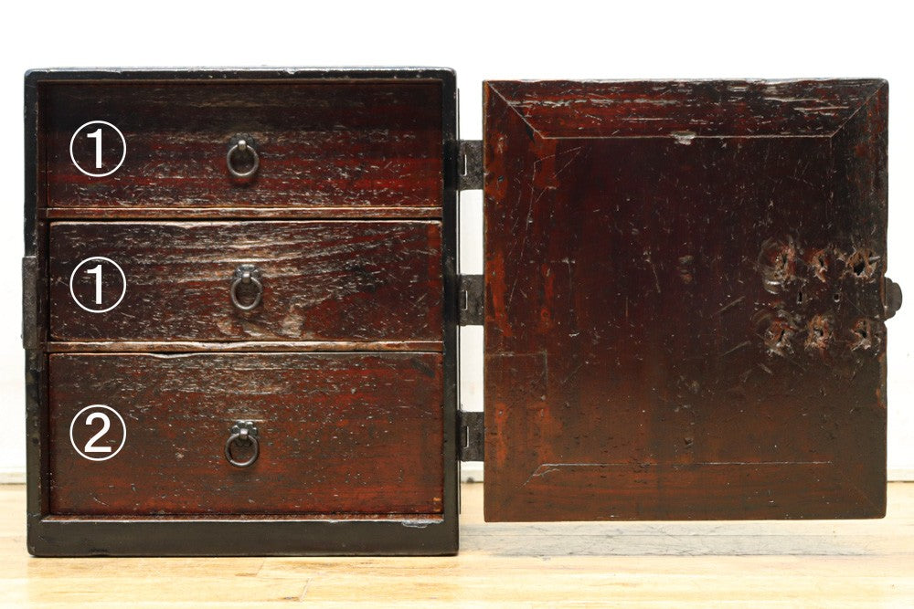 古色を帯びた貫録溢れる片開き戸の小引き出し　BB3298