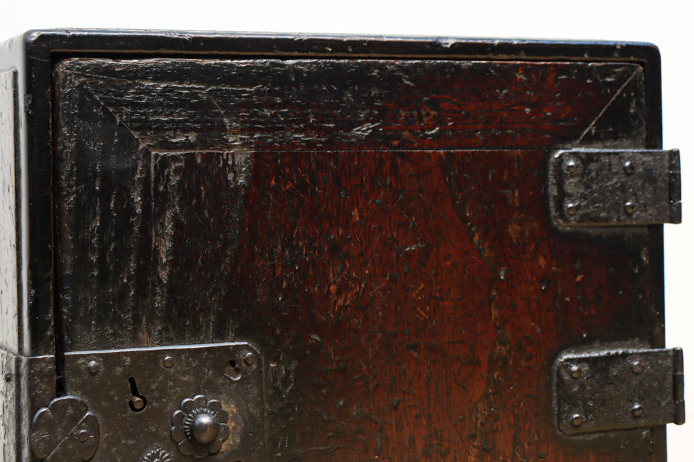 古色を帯びた貫録溢れる片開き戸の小引き出し　BB3298