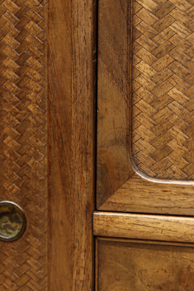 伝統的な網代編みの趣きを身近に感じられる茶箪笥　BB3299