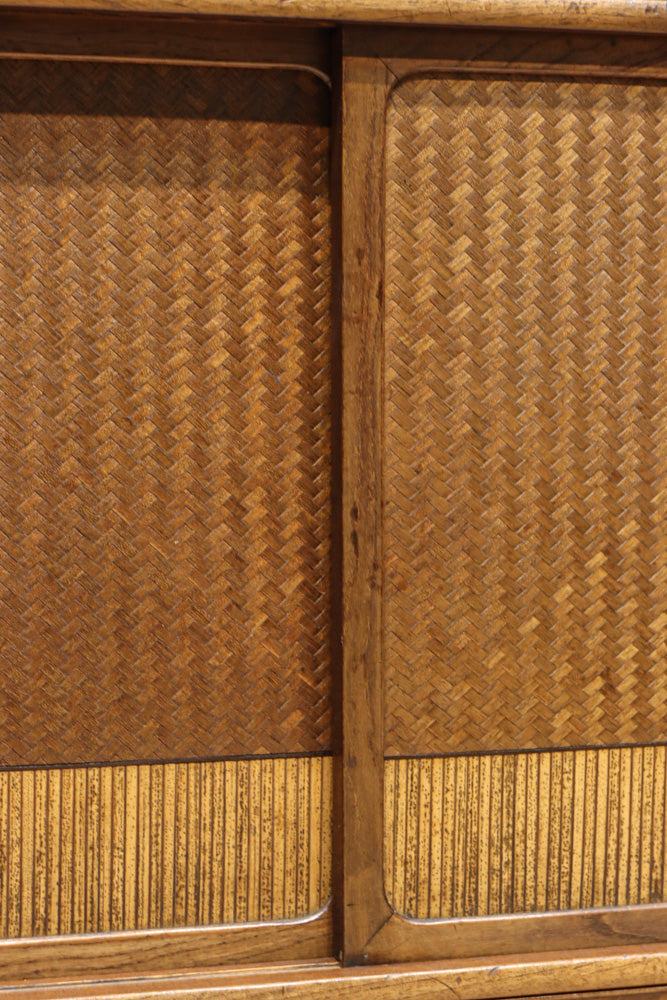 伝統的な網代編みの趣きを身近に感じられる茶箪笥　BB3299