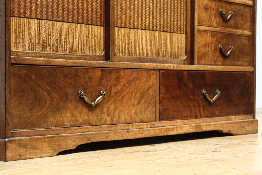 伝統的な網代編みの趣きを身近に感じられる茶箪笥　BB3299