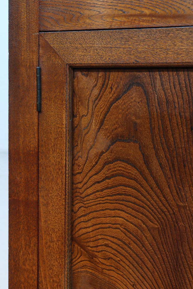 極上の杢目に艶やかな光沢が放つ上品な佇まいの階段箪笥　BB3300