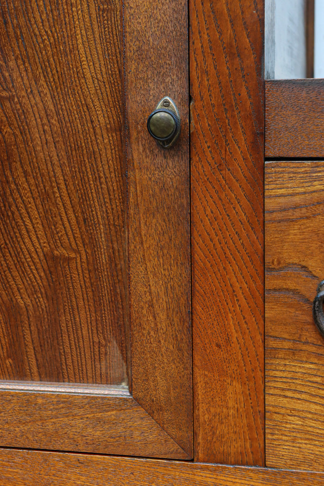 極上の杢目に艶やかな光沢が放つ上品な佇まいの階段箪笥　BB3300