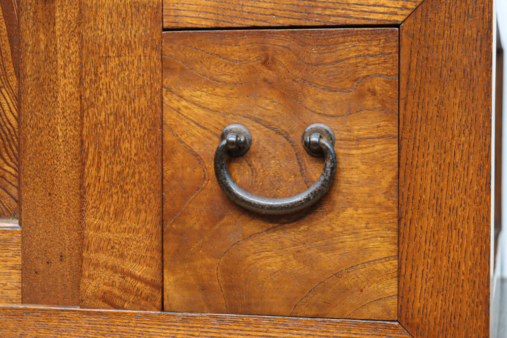 極上の杢目に艶やかな光沢が放つ上品な佇まいの階段箪笥　BB3300