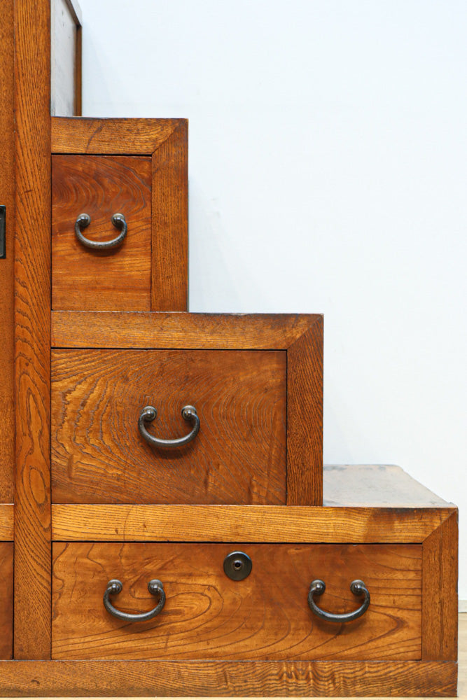 極上の杢目に艶やかな光沢が放つ上品な佇まいの階段箪笥　BB3300