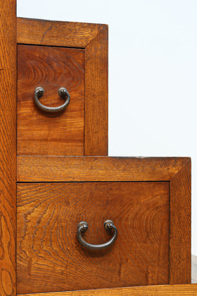 極上の杢目に艶やかな光沢が放つ上品な佇まいの階段箪笥　BB3300