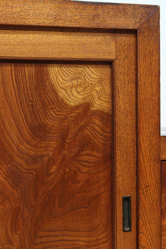 極上の杢目に艶やかな光沢が放つ上品な佇まいの階段箪笥　BB3300