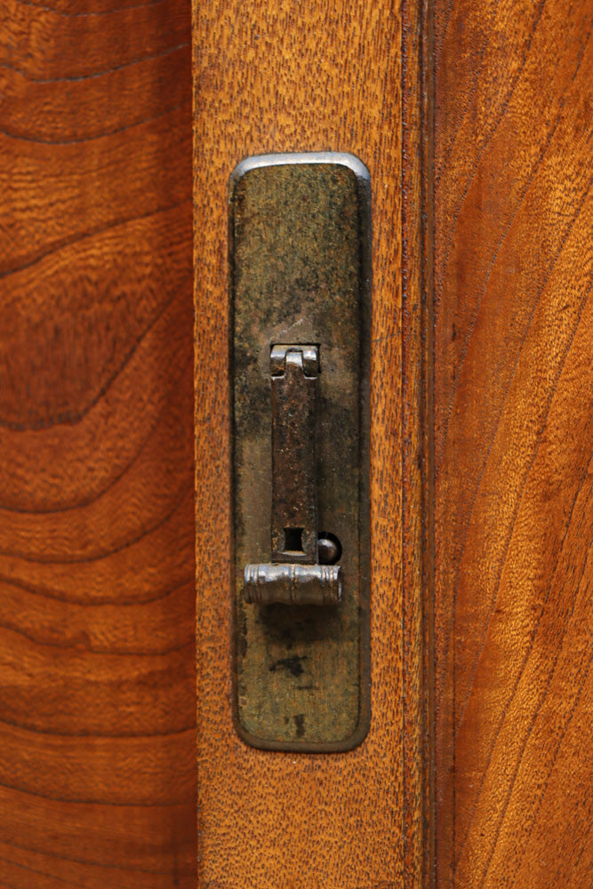 極上の杢目に艶やかな光沢が放つ上品な佇まいの階段箪笥　BB3300