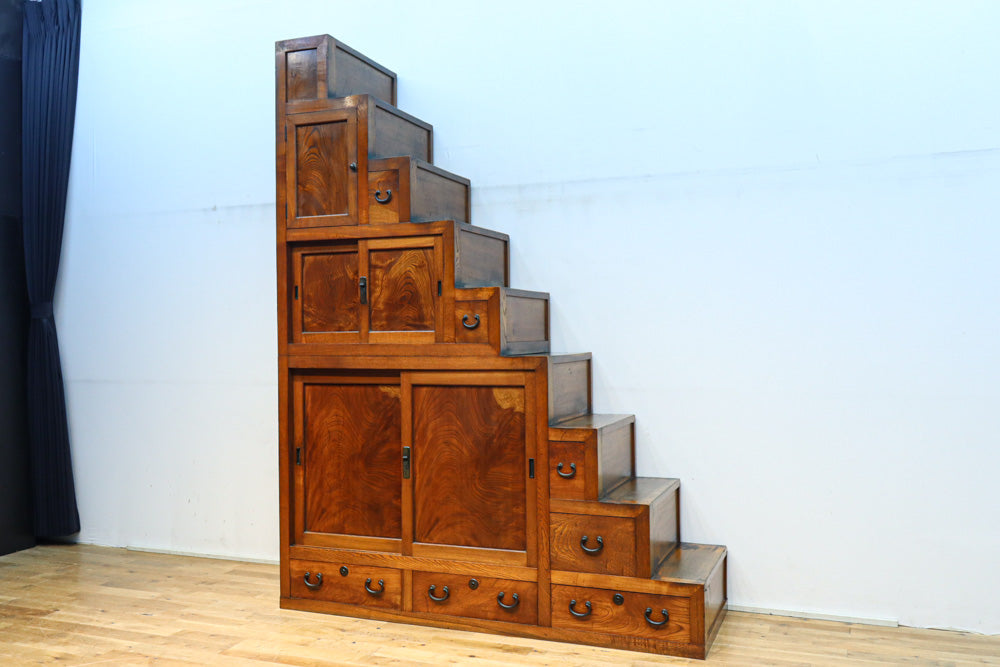 極上の杢目に艶やかな光沢が放つ上品な佇まいの階段箪笥　BB3300