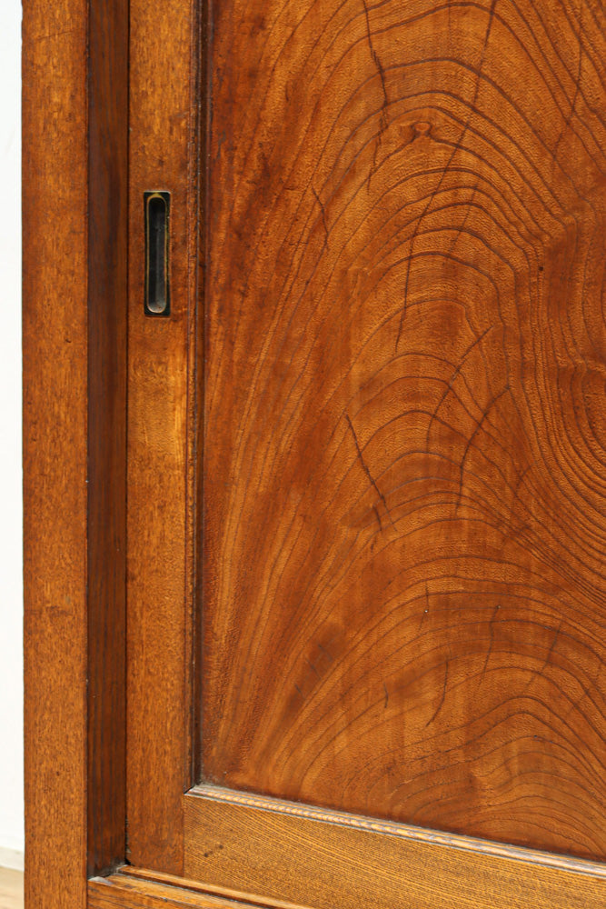 極上の杢目に艶やかな光沢が放つ上品な佇まいの階段箪笥　BB3300