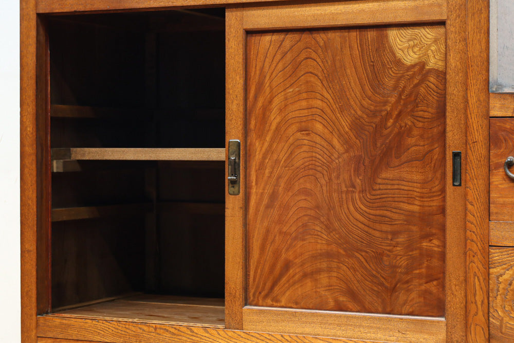 極上の杢目に艶やかな光沢が放つ上品な佇まいの階段箪笥　BB3300