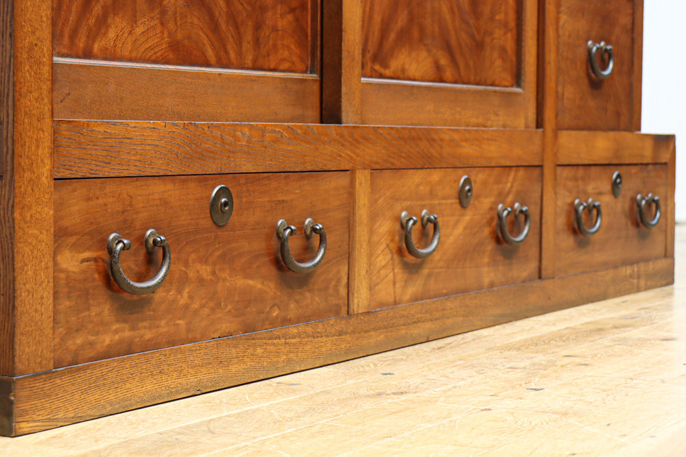 極上の杢目に艶やかな光沢が放つ上品な佇まいの階段箪笥　BB3300