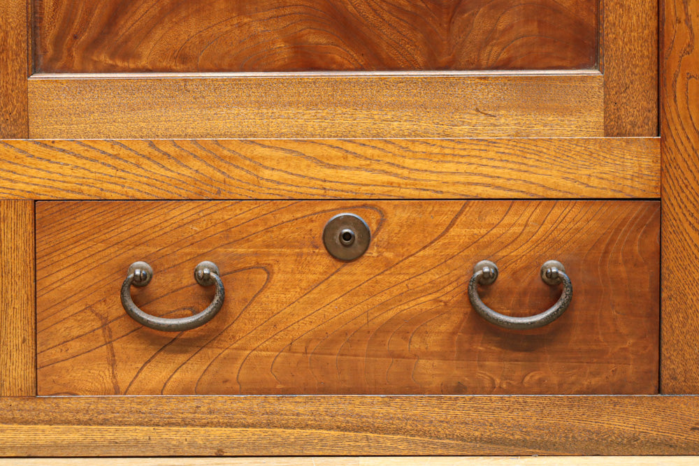 極上の杢目に艶やかな光沢が放つ上品な佇まいの階段箪笥　BB3300