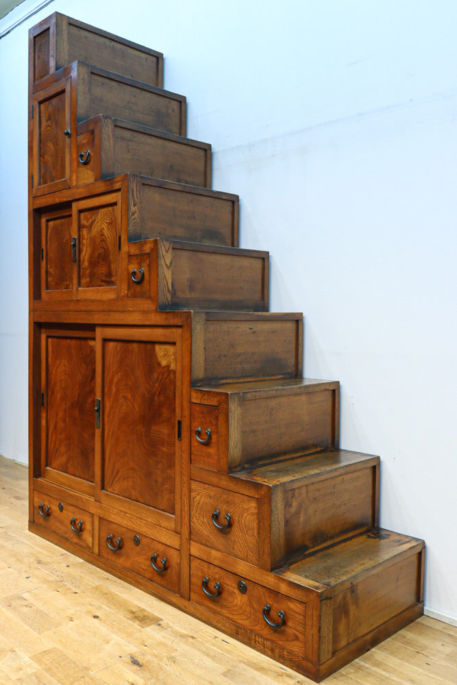 極上の杢目に艶やかな光沢が放つ上品な佇まいの階段箪笥　BB3300