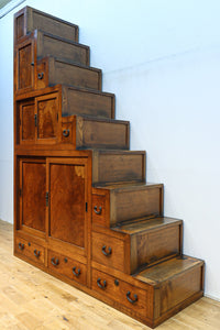 極上の杢目に艶やかな光沢が放つ上品な佇まいの階段箪笥　BB3300