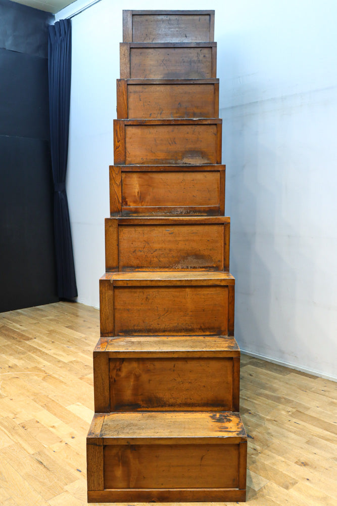 極上の杢目に艶やかな光沢が放つ上品な佇まいの階段箪笥　BB3300