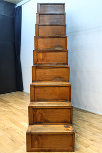 極上の杢目に艶やかな光沢が放つ上品な佇まいの階段箪笥　BB3300