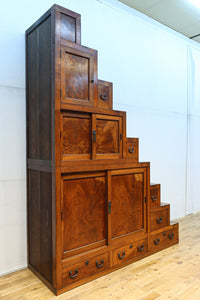 極上の杢目に艶やかな光沢が放つ上品な佇まいの階段箪笥　BB3300