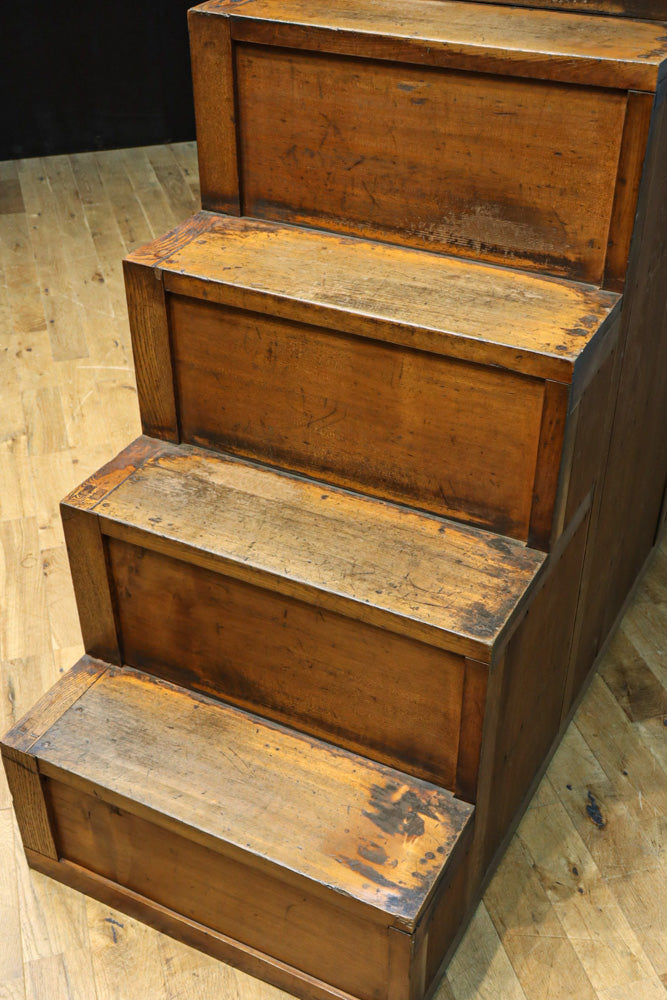 極上の杢目に艶やかな光沢が放つ上品な佇まいの階段箪笥　BB3300