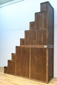 極上の杢目に艶やかな光沢が放つ上品な佇まいの階段箪笥　BB3300
