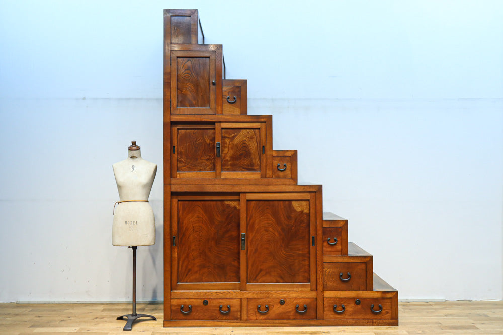 極上の杢目に艶やかな光沢が放つ上品な佇まいの階段箪笥　BB3300