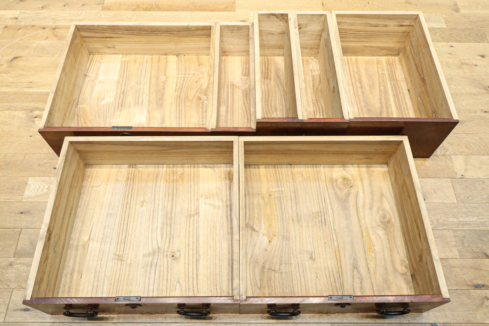 極上の杢目に艶やかな光沢が放つ上品な佇まいの階段箪笥　BB3300