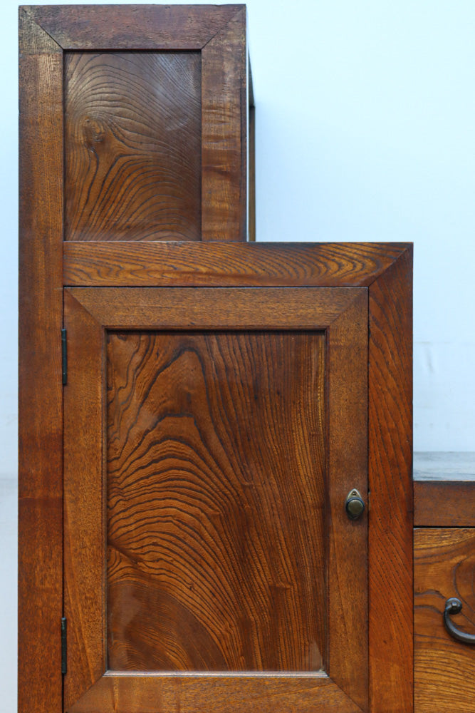 極上の杢目に艶やかな光沢が放つ上品な佇まいの階段箪笥　BB3300